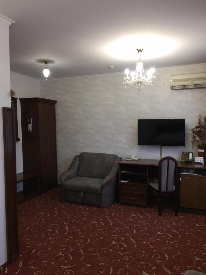 Hotel-Restaurant Lyube Plus Khmelʼnytsʼkyy Bagian luar foto