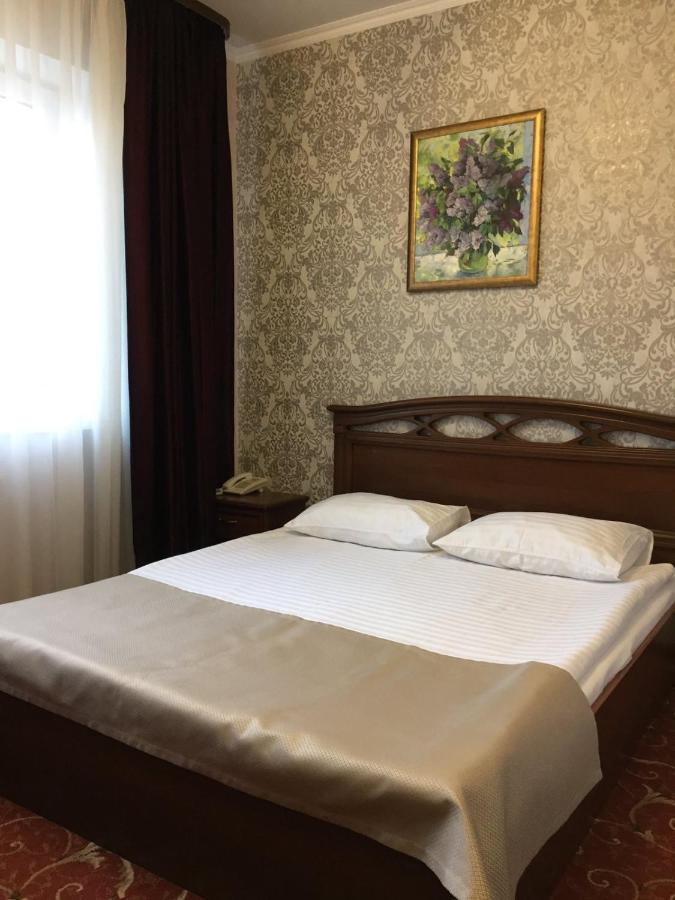 Hotel-Restaurant Lyube Plus Khmelʼnytsʼkyy Bagian luar foto