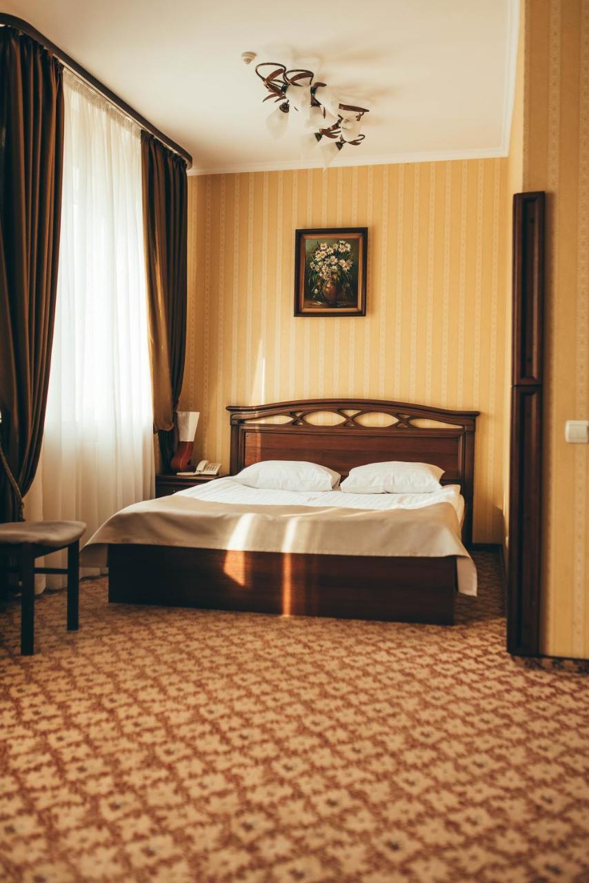 Hotel-Restaurant Lyube Plus Khmelʼnytsʼkyy Bagian luar foto