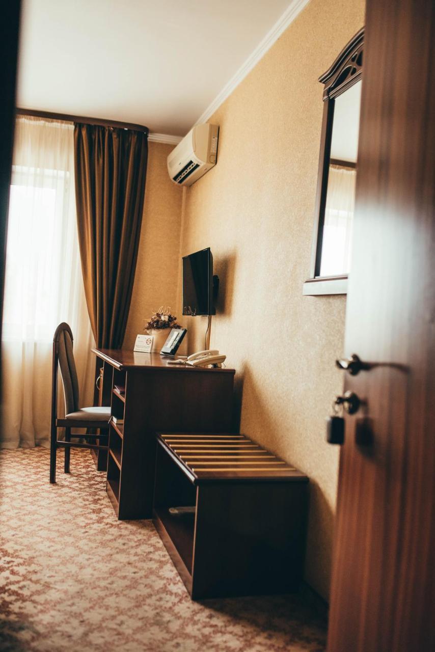 Hotel-Restaurant Lyube Plus Khmelʼnytsʼkyy Bagian luar foto
