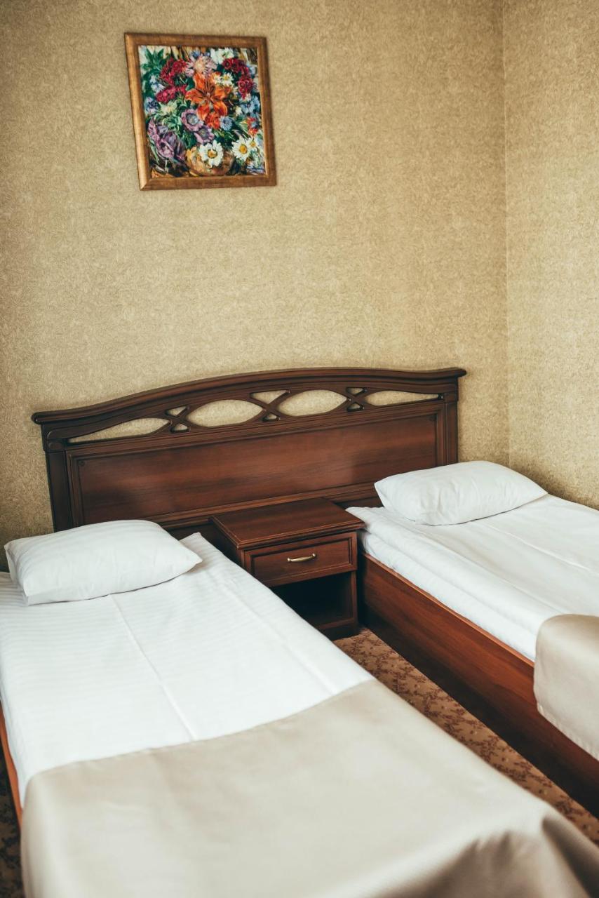 Hotel-Restaurant Lyube Plus Khmelʼnytsʼkyy Bagian luar foto