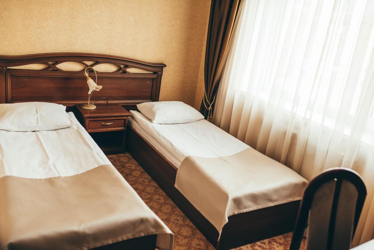 Hotel-Restaurant Lyube Plus Khmelʼnytsʼkyy Bagian luar foto