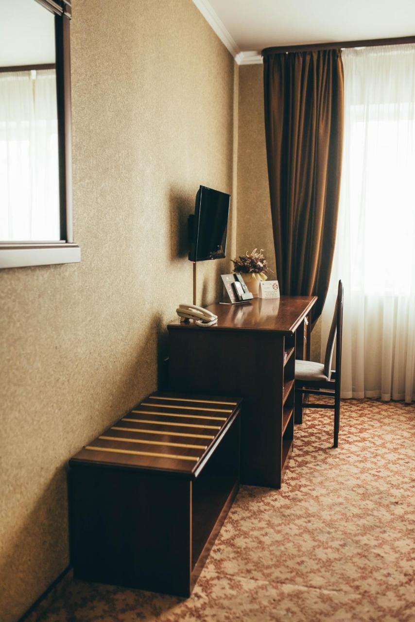 Hotel-Restaurant Lyube Plus Khmelʼnytsʼkyy Bagian luar foto